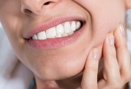 Đau tủy răng do nhiều nguyên nhân của chân răng tích tụ lại.