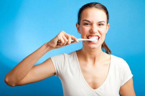 Vệ sinh răng miệng thật kỹ khi bọc răng sứ