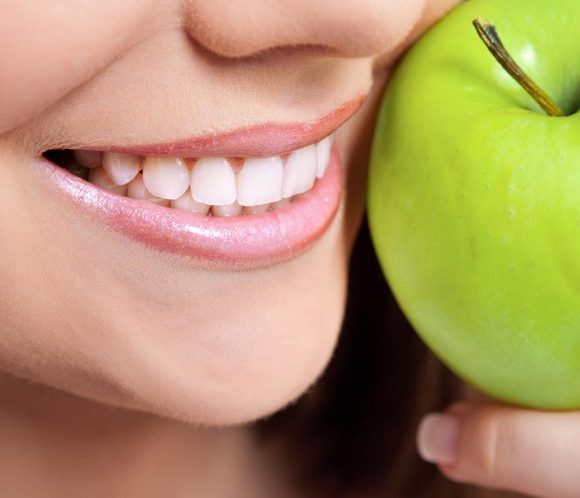 Sau khi tẩy trắng răng cần kiêng ăn gì?