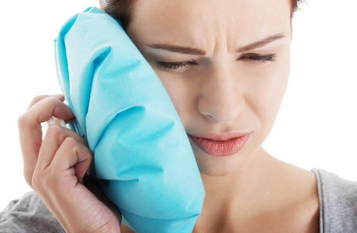 Dùng một chiếc khăn nhúng nước ấm đặt lên má chỗ răng đau để làm dịu cảm giác đau nhức