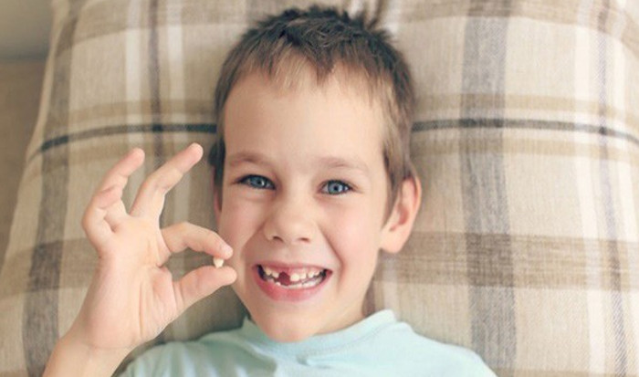 Thay răng và gãy răng là trường hợp khá phổ biến và thường xuyên gặp phải ở trẻ nhỏ