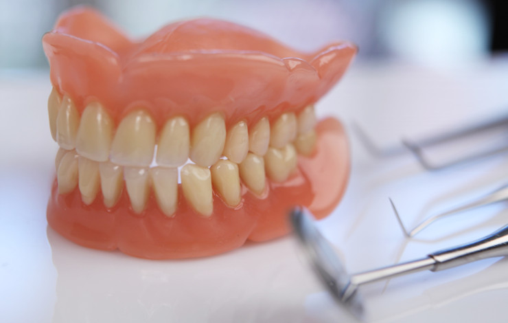 Rất nhiều người sai lầm khi chăm sóc răng tháo lắp.