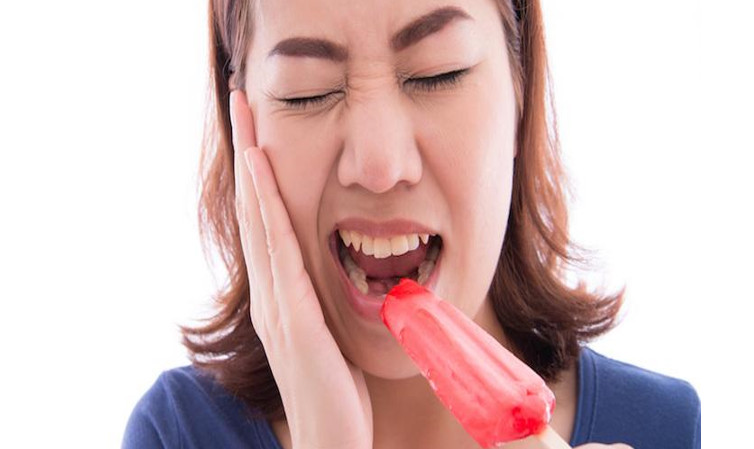 Viêm khớp thái dương hàm gây đau khi nhai hoặc há miệng to